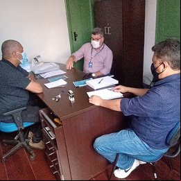 Superintendente, Cleber Salvi, o supervisor comercial da Saneouro, Wellington Batista de Oliveira, reunidos com o secretário municipal de Desenvolvimento Social, Habitação e Cidadania, Edvaldo César Rocha